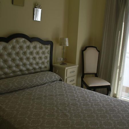 Hostal Flor De Lis- Lojo Hotel โกนิล เด ลาฟรอนเตรา ภายนอก รูปภาพ