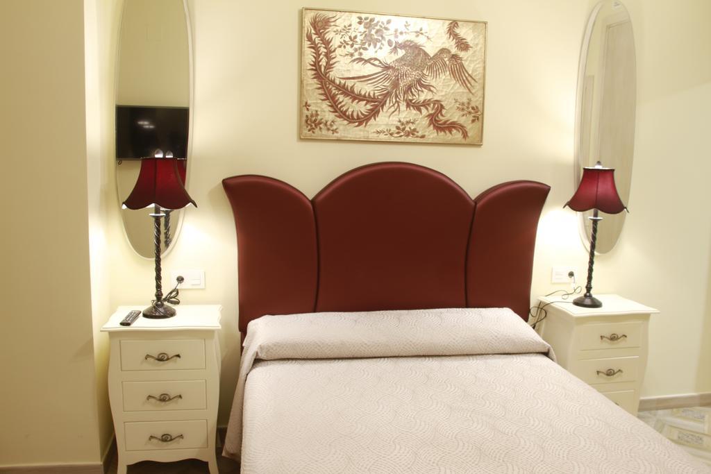 Hostal Flor De Lis- Lojo Hotel โกนิล เด ลาฟรอนเตรา ภายนอก รูปภาพ