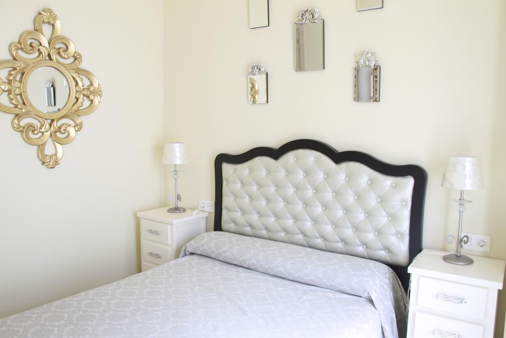 Hostal Flor De Lis- Lojo Hotel โกนิล เด ลาฟรอนเตรา ภายนอก รูปภาพ