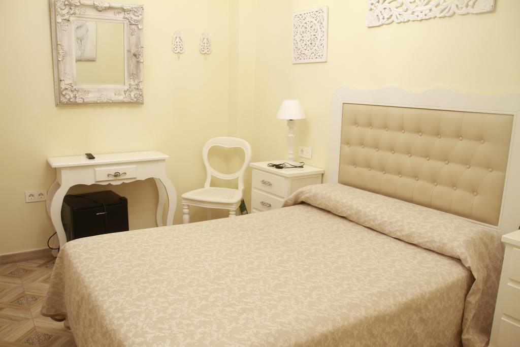 Hostal Flor De Lis- Lojo Hotel โกนิล เด ลาฟรอนเตรา ภายนอก รูปภาพ