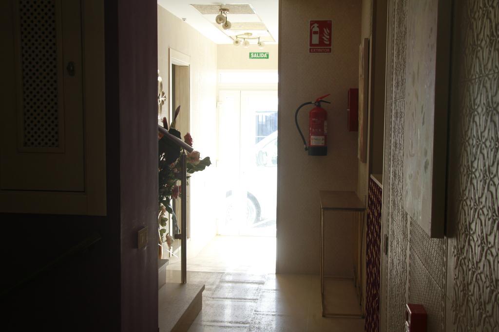 Hostal Flor De Lis- Lojo Hotel โกนิล เด ลาฟรอนเตรา ภายนอก รูปภาพ