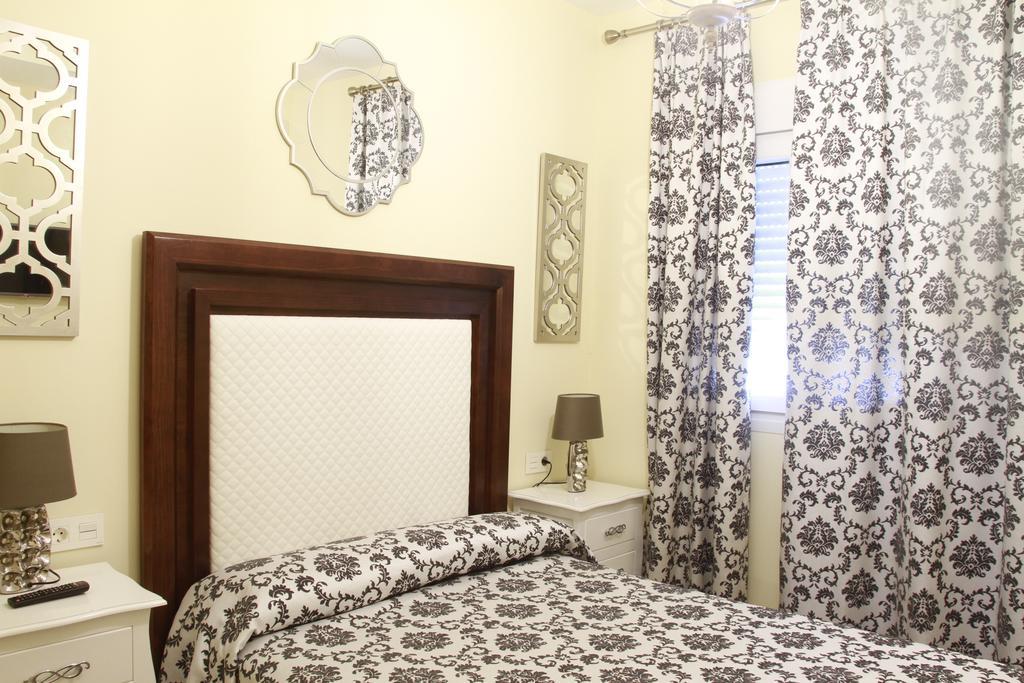 Hostal Flor De Lis- Lojo Hotel โกนิล เด ลาฟรอนเตรา ภายนอก รูปภาพ