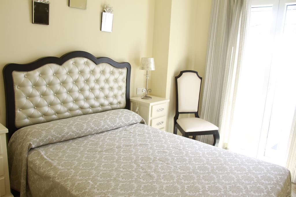 Hostal Flor De Lis- Lojo Hotel โกนิล เด ลาฟรอนเตรา ภายนอก รูปภาพ