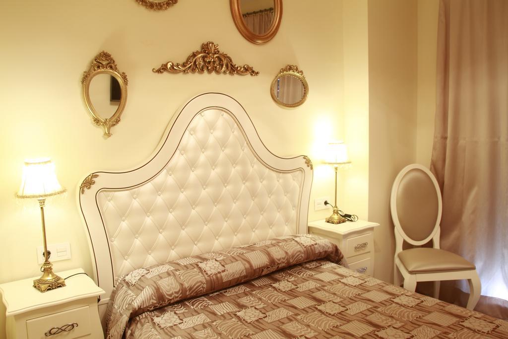 Hostal Flor De Lis- Lojo Hotel โกนิล เด ลาฟรอนเตรา ภายนอก รูปภาพ