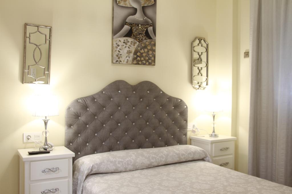 Hostal Flor De Lis- Lojo Hotel โกนิล เด ลาฟรอนเตรา ภายนอก รูปภาพ