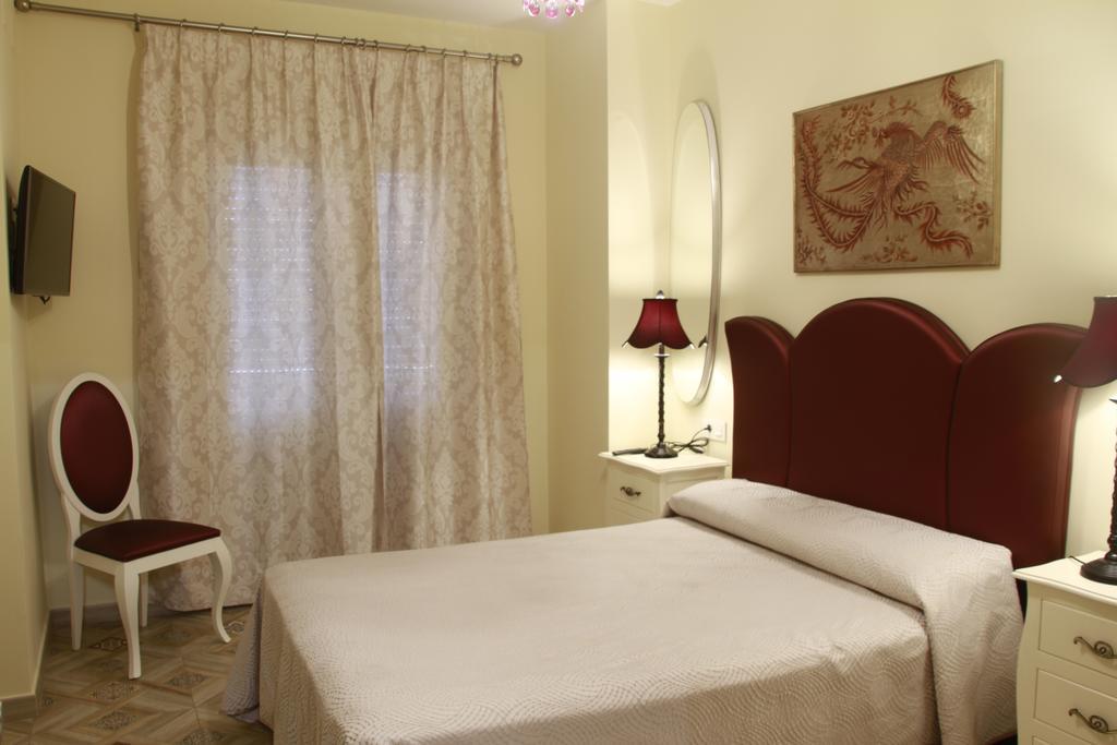 Hostal Flor De Lis- Lojo Hotel โกนิล เด ลาฟรอนเตรา ภายนอก รูปภาพ