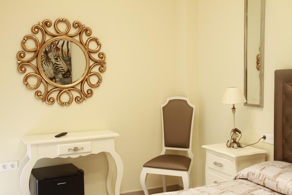 Hostal Flor De Lis- Lojo Hotel โกนิล เด ลาฟรอนเตรา ภายนอก รูปภาพ