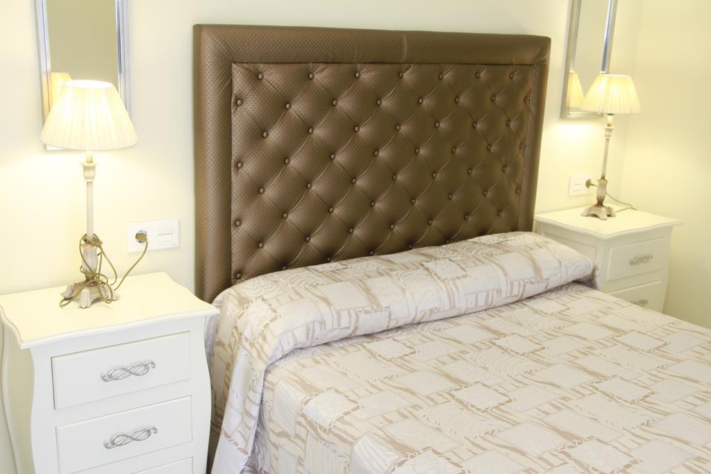 Hostal Flor De Lis- Lojo Hotel โกนิล เด ลาฟรอนเตรา ภายนอก รูปภาพ